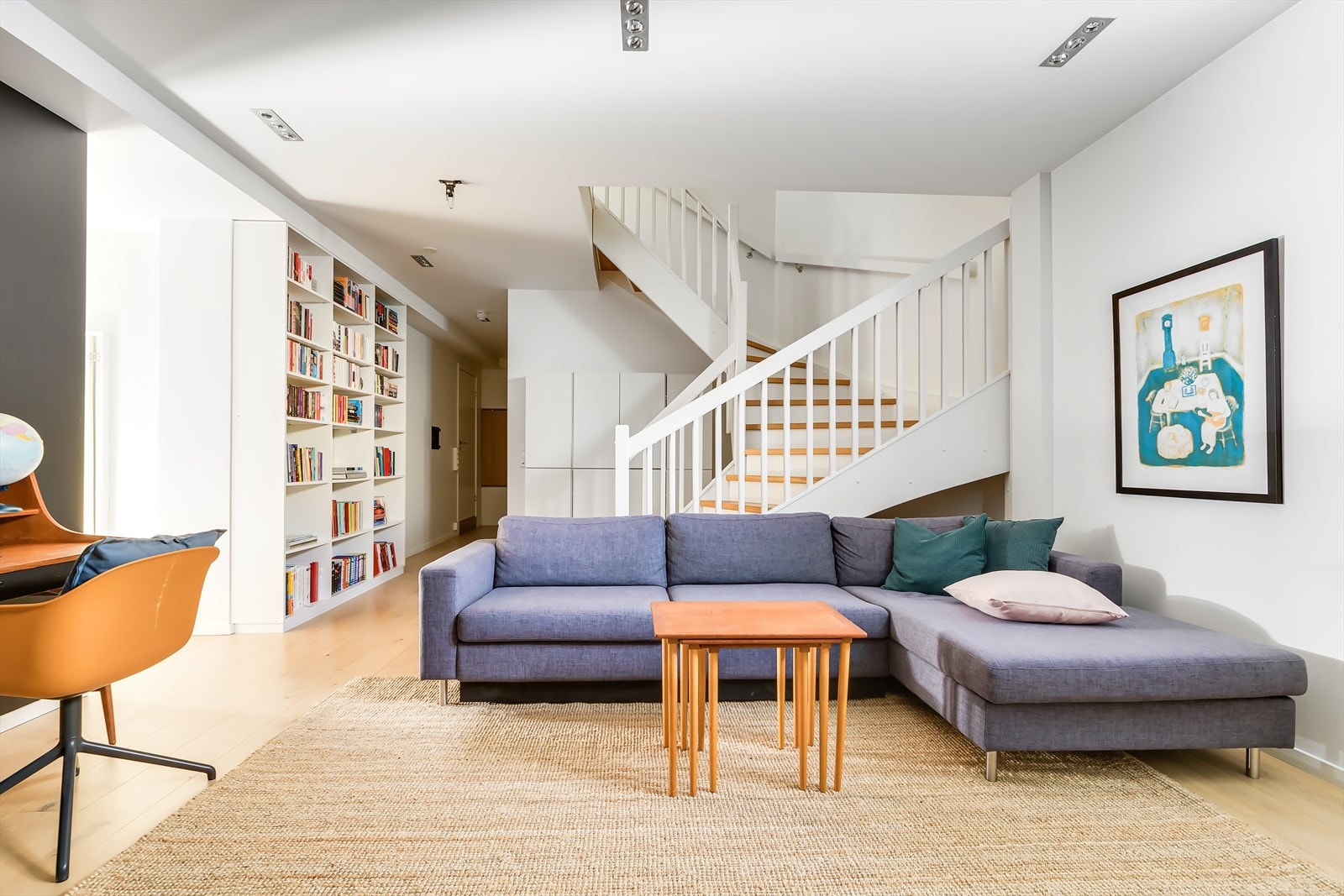 Hyggelig kjellerstue med plass til sofagruppe og tv-seksjon. Galleribilde