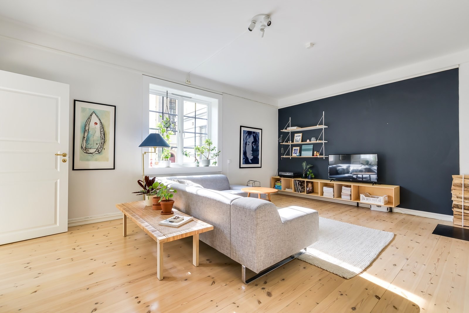 Leiligheten går over to plan og består blant annet av tre soverom, to bad, kjøkken og stue. Galleribilde