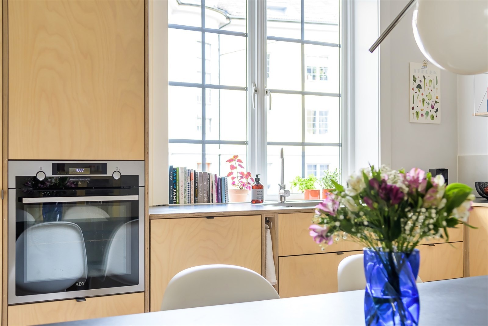 Kjøkkenet fremstår lyst og luftig med store vindusflater. Galleribilde