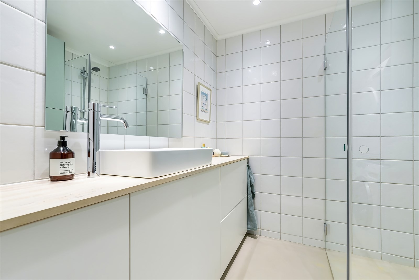 Lekkert flislagt bad fra 2021 med varmekabler i gulv. Galleribilde