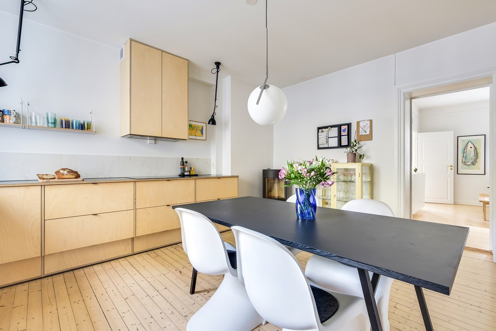 Her er det god oppbevaringsplass i skuffer og skap. Galleribilde