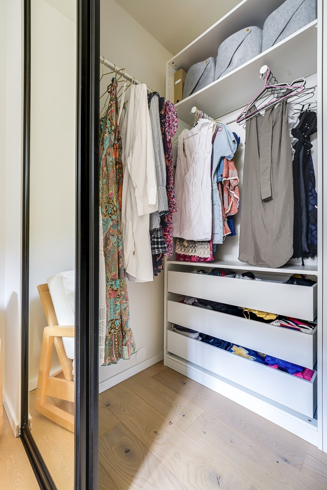 Det er god plass til oppbevaring av klær i walk-in. Galleribilde