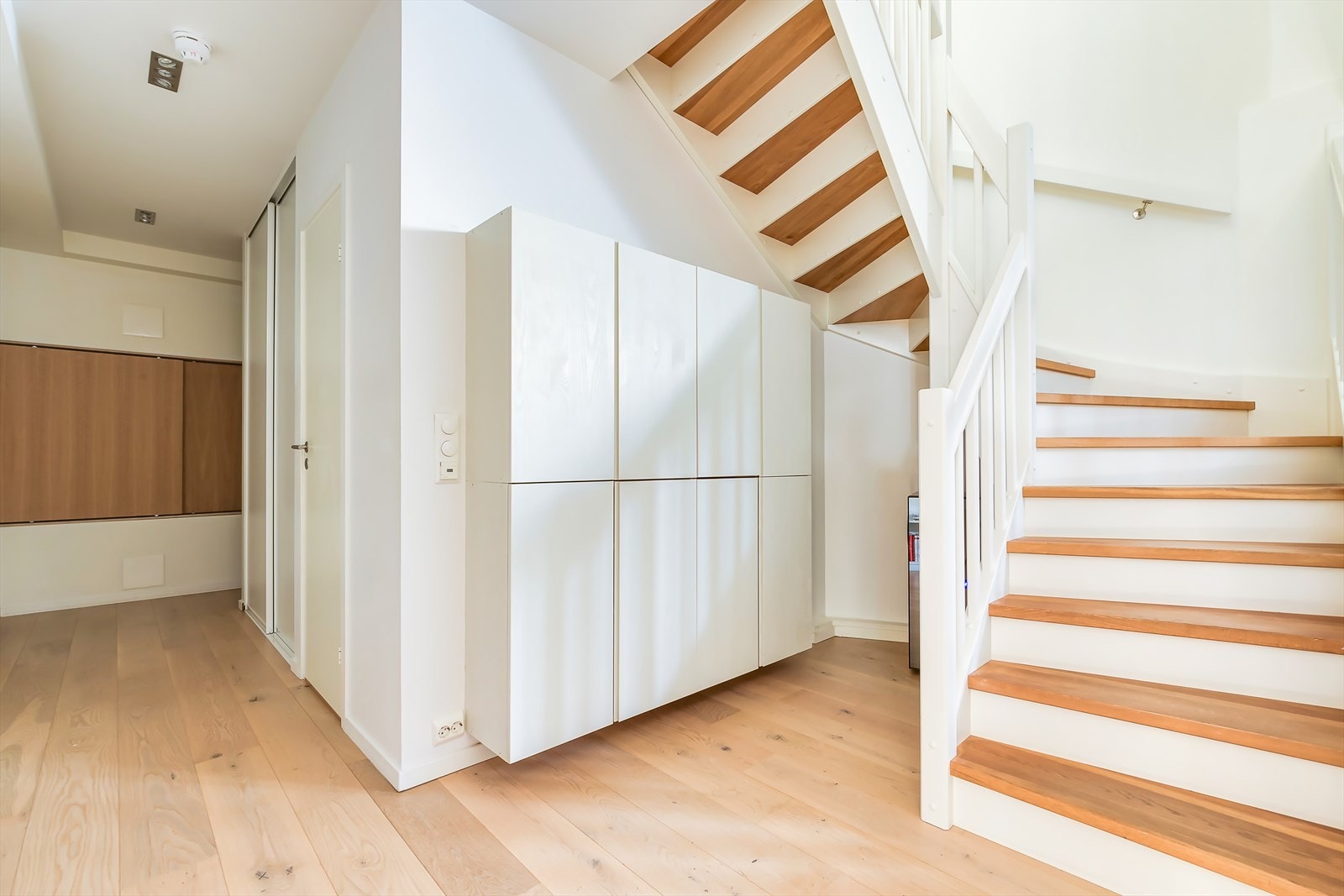 Det er god lagringsplass i skap under trappen Galleribilde