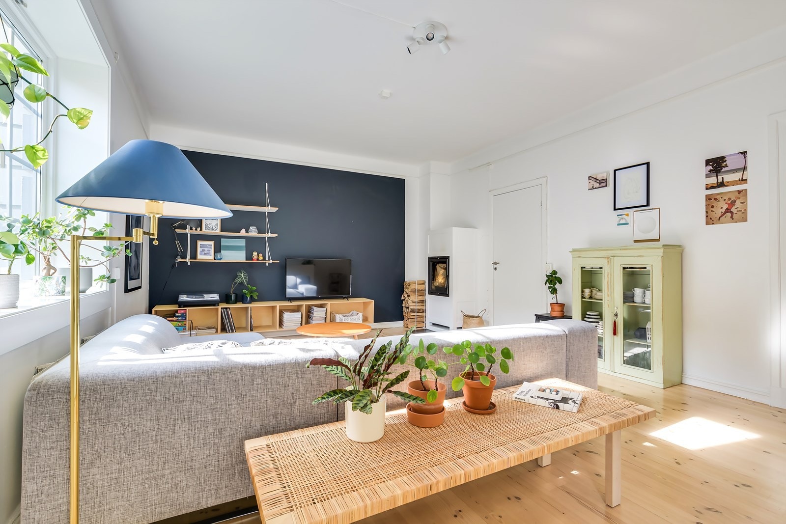 Leiligheten har en god takhøyde på ca. 2,81 m og et flott lysinnslipp Galleribilde