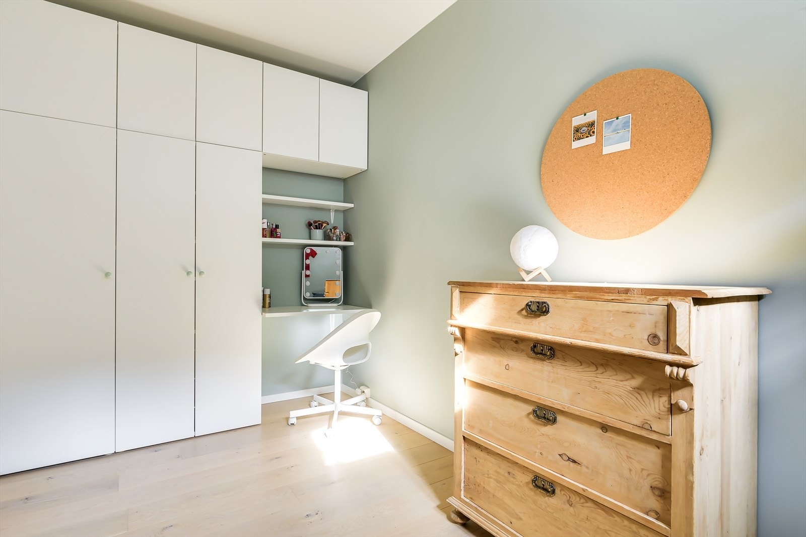 Smart skrivebordsløsning i garderobeskapet. Galleribilde