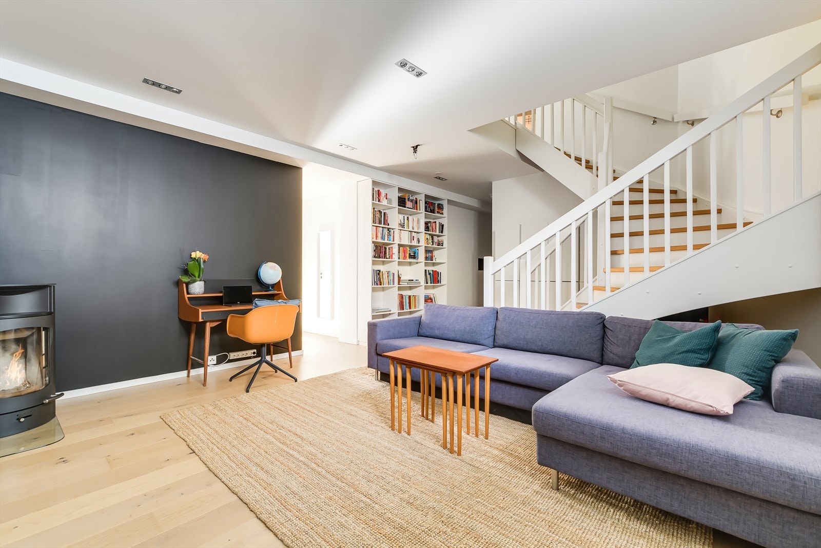 Peisen i kjellerstuen varmer godt. Galleribilde