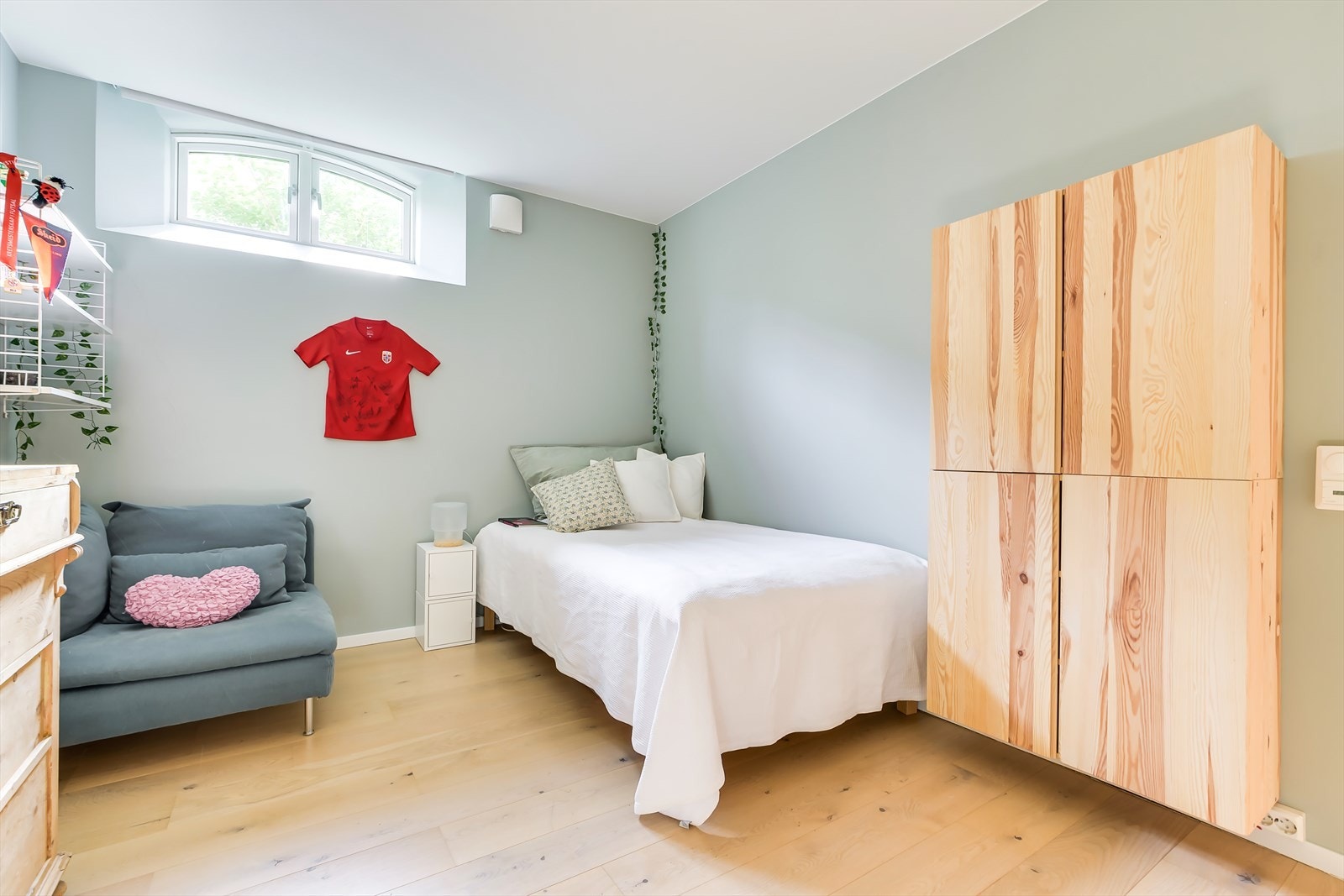 Soverom2 er av god størrelse og har plass til seng, nattbord og garderobeskap. Galleribilde