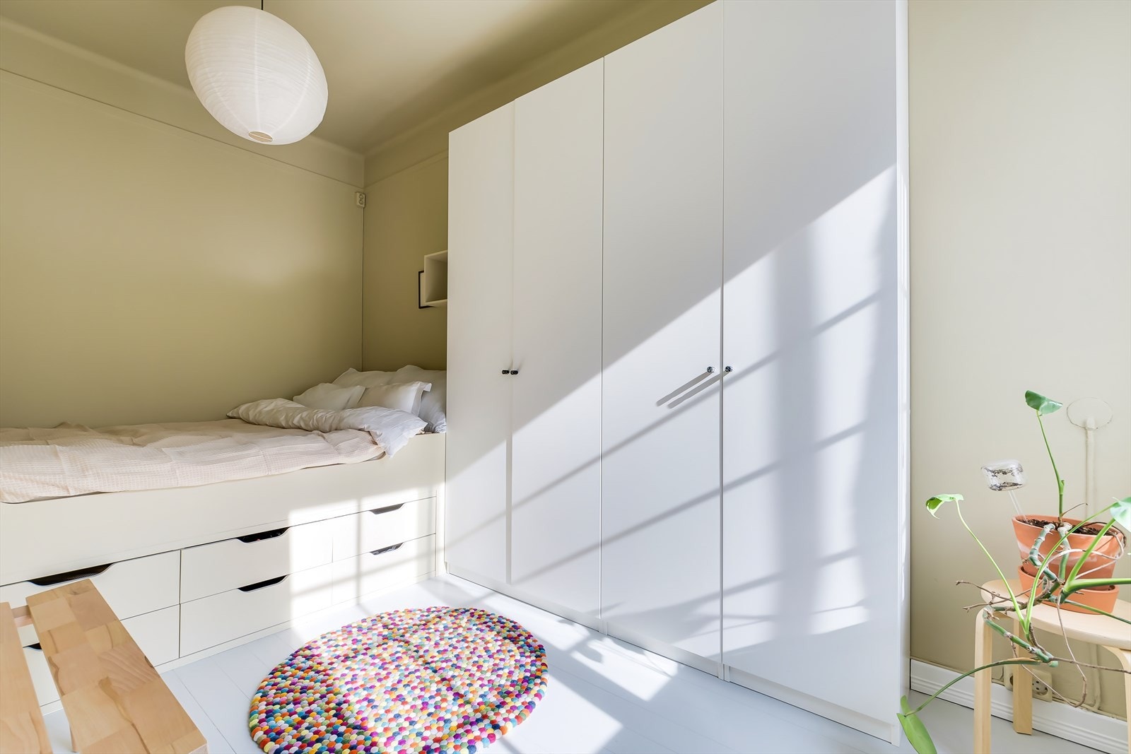 Soverom 1 har god plass til garderobeskap, seng med lagringsplass under og nattbord Galleribilde