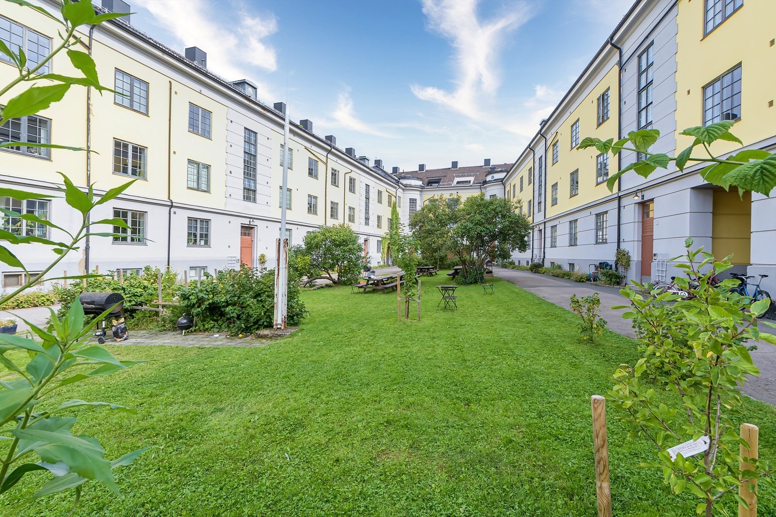 Søylegården Vest byr på et nydelig, lukket gårdsrom Galleribilde