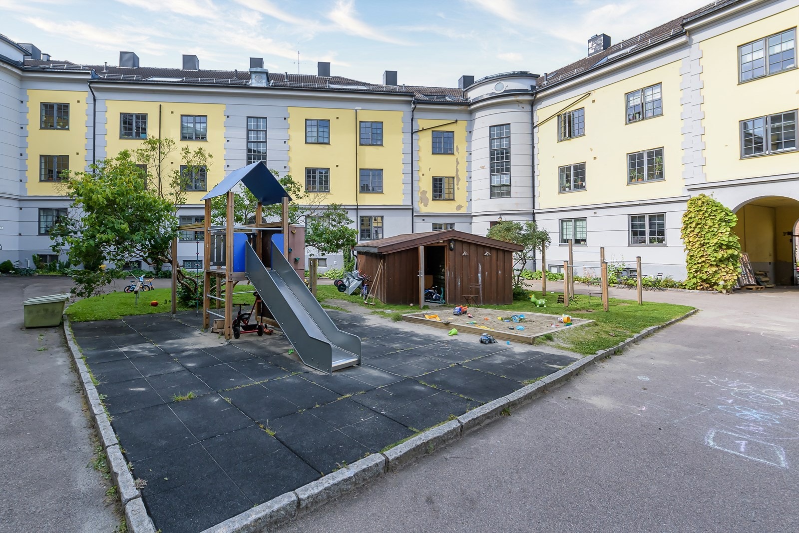 Gårdsrommet er pent opparbeidet med blant annet lekeplass og sitteplasser. Galleribilde