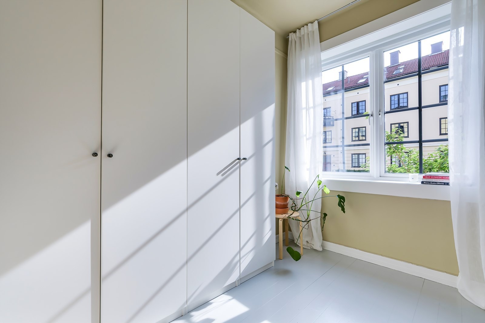 Rommet har hyggelig utsyn mot gårdsrommet Galleribilde