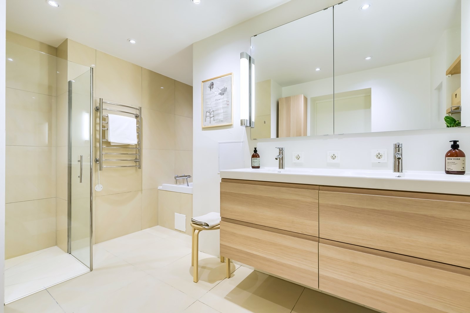 Badet består av vegghengt toalett, innebygd badekar, dusjsone og servant med speil. Galleribilde