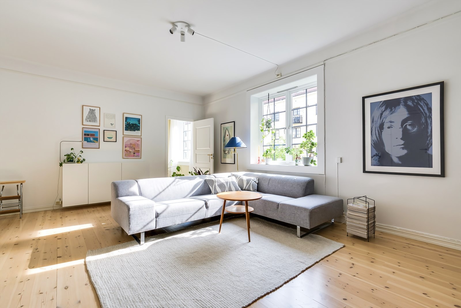 Stuen fremstår lys og romslig og har plass til sofagruppe og tv-møblement. Galleribilde