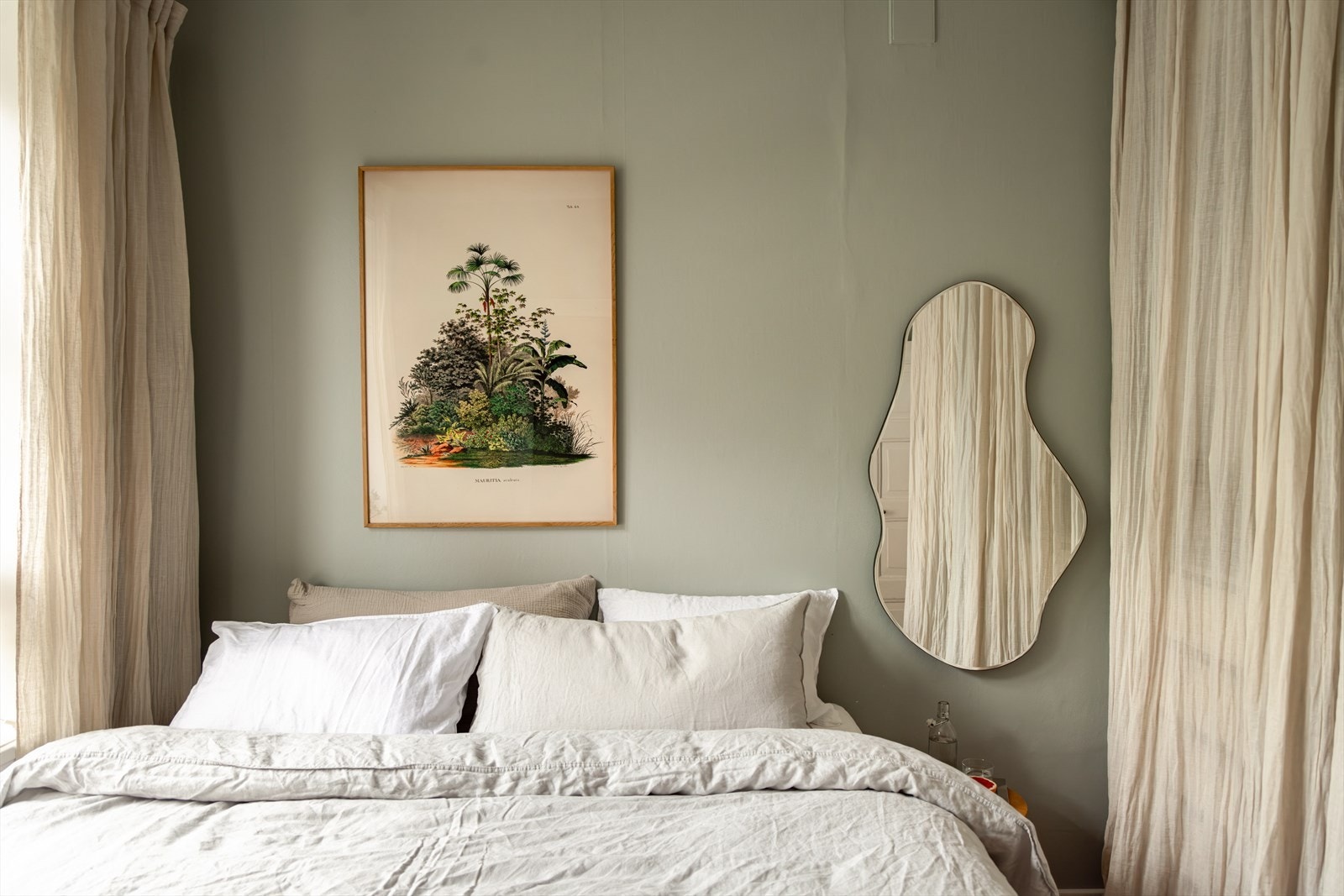 Her er veggflatene malt opp i en dempet grønntone, som skaper en avslappende atmosfære Galleribilde