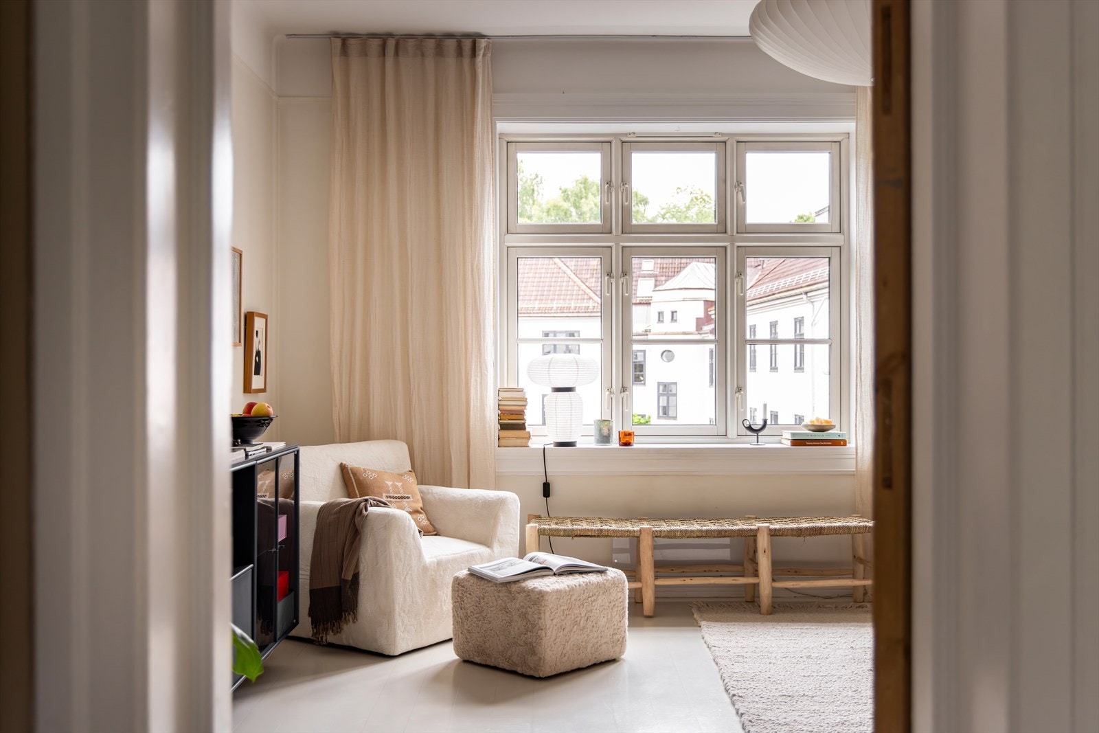 Leiligheten har en særdeles lys og romslig stue, med kremfargede veggflater som står i god stil mot de lyse gulvflatene Galleribilde