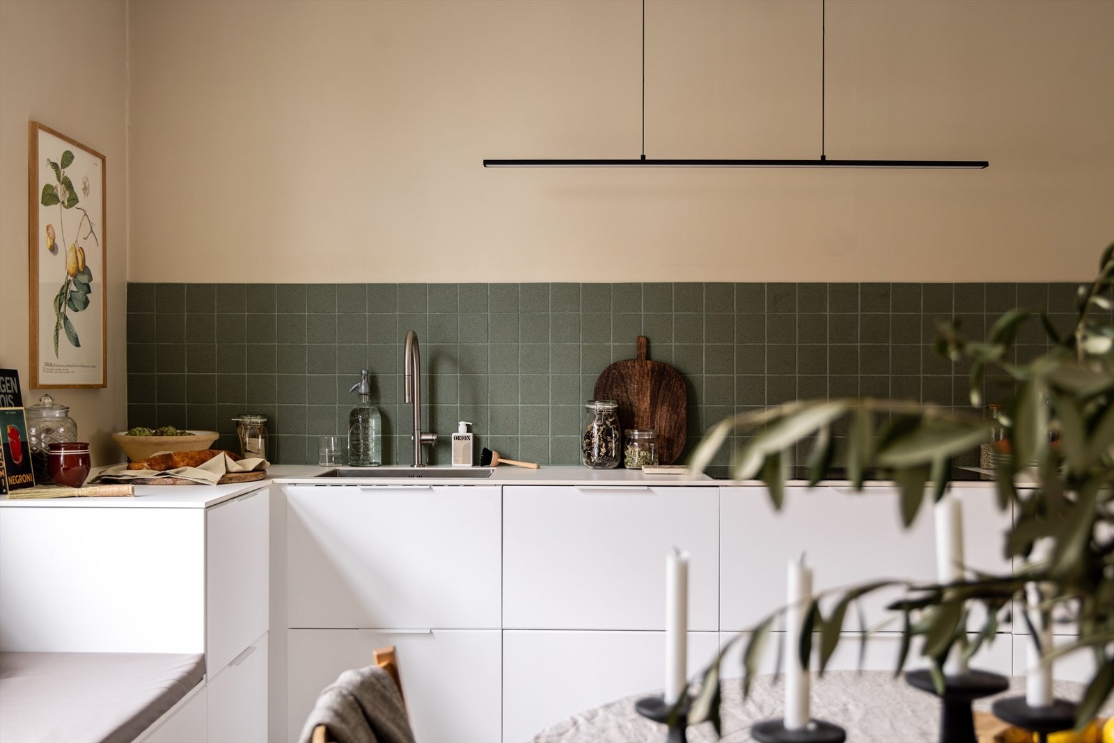 Kjøkkenet fremstår sømløst og moderne med integrerte hvitevarer, og den store kjøkkenbenken er som en drøm for de som liker å kokkelere! Galleribilde