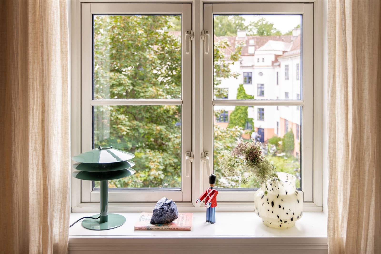 Her våkner man med hyggelig utsyn mot bakgårdshagens frodige omgivelser Galleribilde