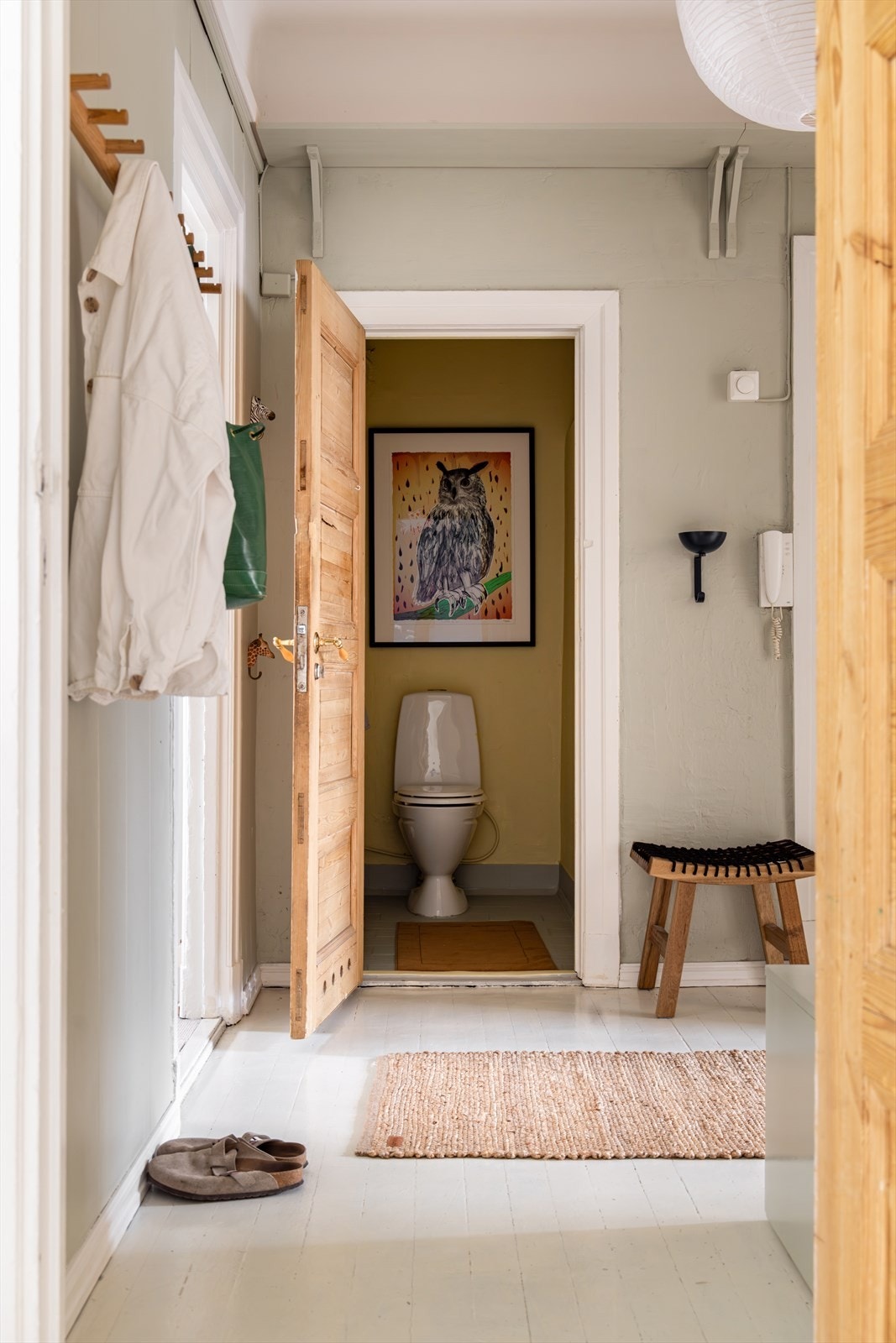 Leiligheten er praktisk utstyrt med et toalett som er separat fra badet - greit å ha i en hektisk hverdag når det er opptatt på badet Galleribilde