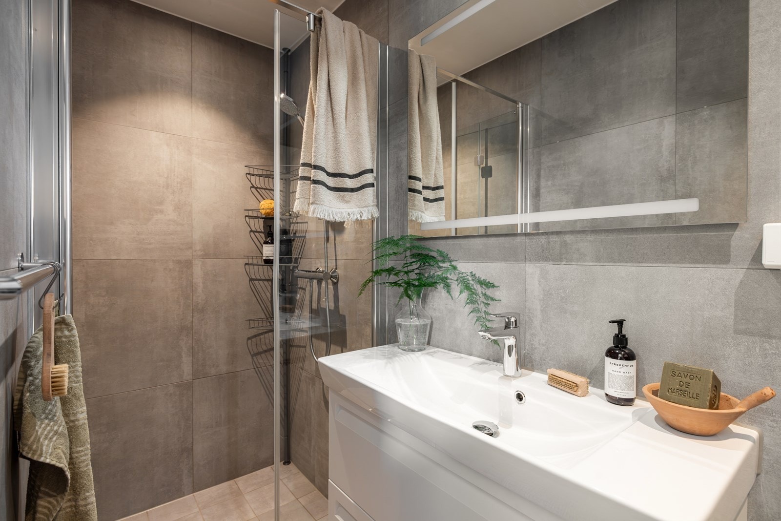 Luksuriøst og moderne baderom fra 2018 Galleribilde