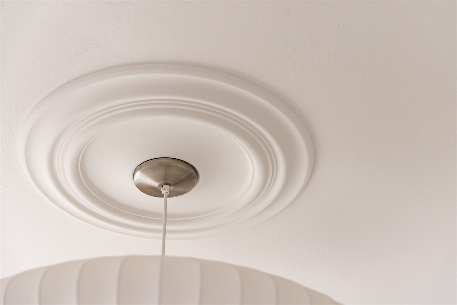 Den innholdsrike leiligheten er full av både klassiske og moderne detaljer Galleribilde