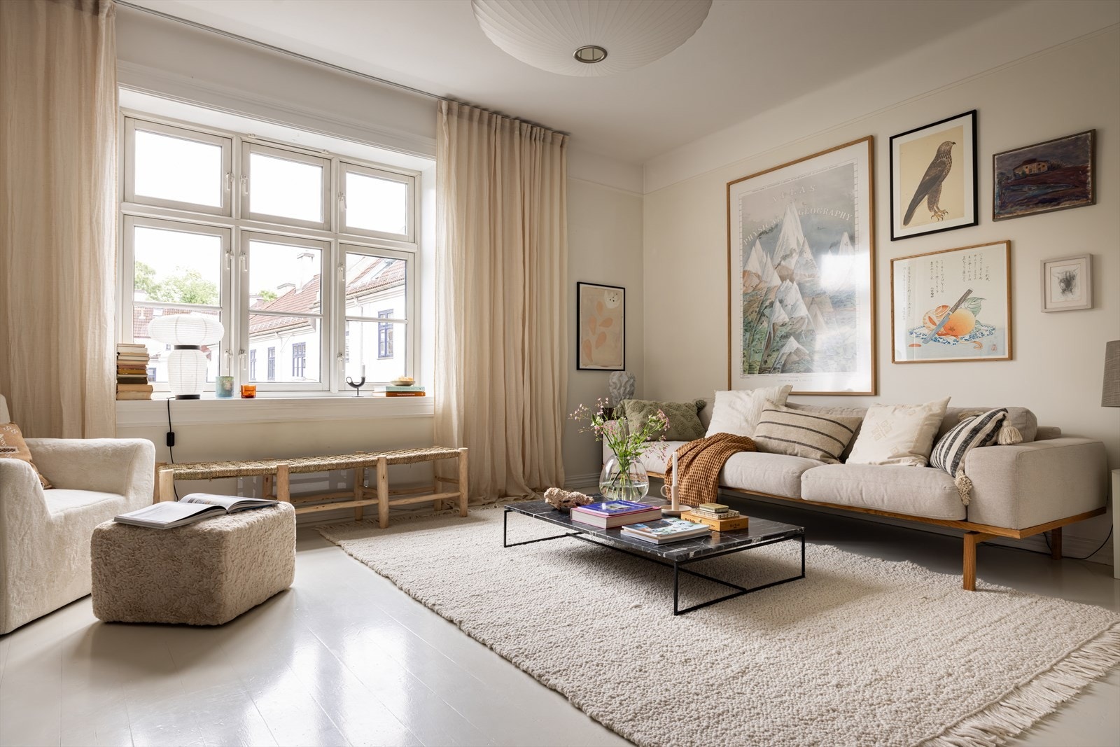 Leiligheten ligger i en av Torshovs mest ettertraktede bygårder, og fremstår som svært lys og luftig, med ekstra store rom, god takhøyde og store vindusflater Galleribilde