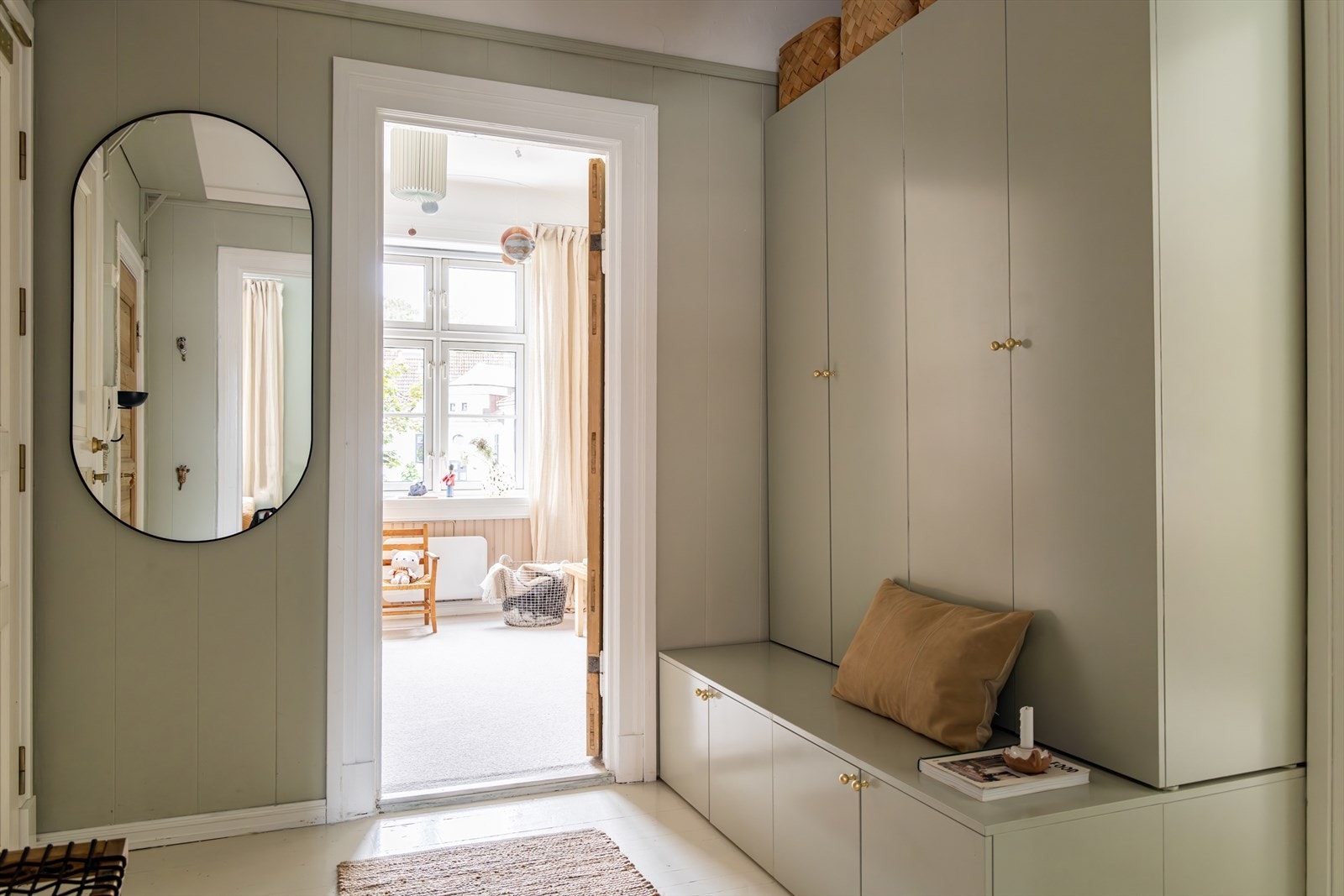 Innbydende entré av god størrelse, hvor man umiddelbart får et godt førsteinntrykk straks man trer over dørterskelen Galleribilde