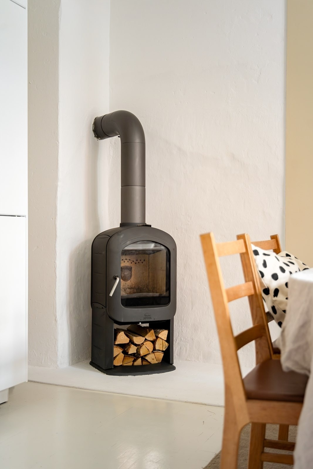 Den flotte vedovnen gir hele leiligheten en lun og behagelig atmosfære på kalde vinterdager Galleribilde