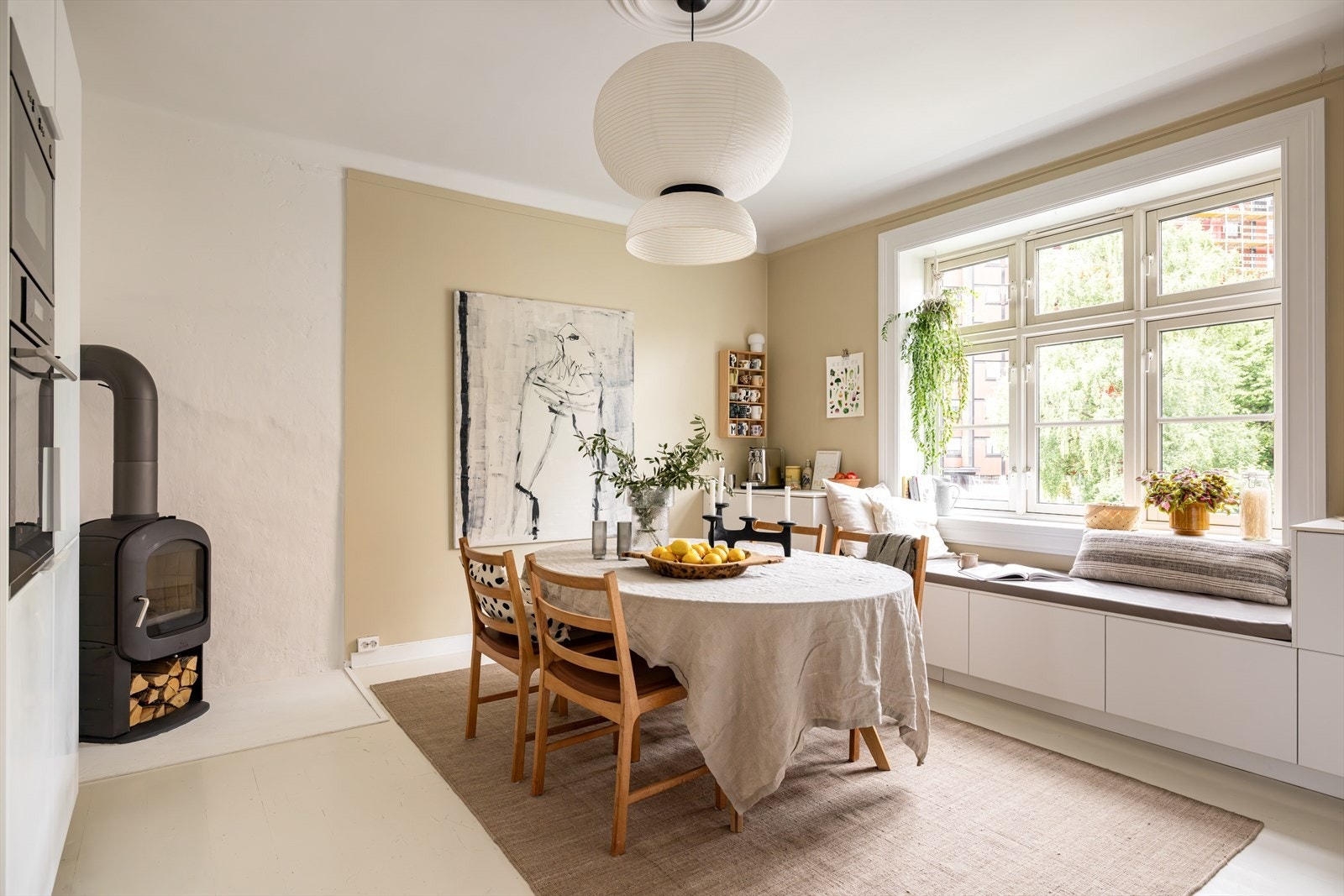 Leiligheten har et svært romslig kjøkken hvor man umiddelbart legger merke til leilighetens særpreg, med sitt designmessige uttrykk, med high-end innredning og stilfulle detaljer Galleribilde