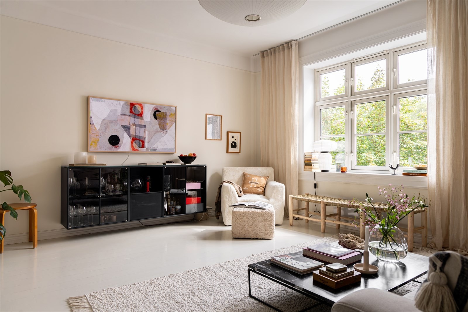 De store og dype vindusflatene som fyller leiligheten med dagslys, samt den generøse takhøyden på hele 2,8 meter gir rommet en svært lys og luftig atmosfære Galleribilde