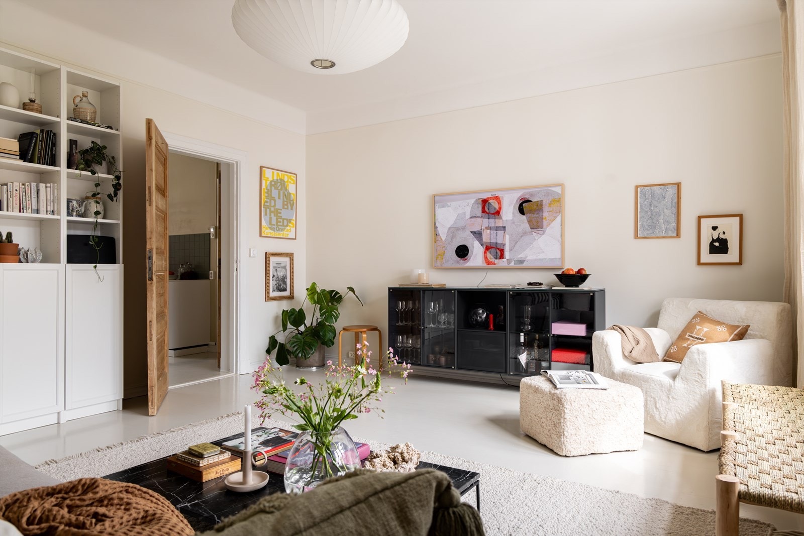 Den store og sosiale stuen kan enkelt deles opp i soner og møbleres etter eget ønske, med blant annet stor sofaseksjon med tilhørende møblement Galleribilde