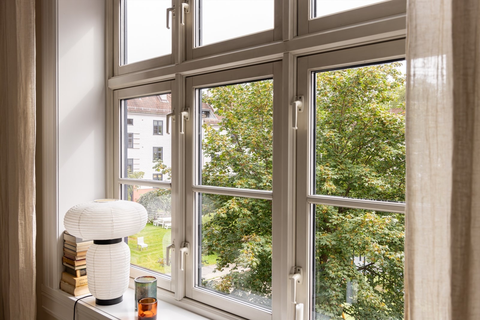 Fra stuevinduet har man nydelig utsyn mot den praktfulle og frodige bakgården, som bare må oppleves! Galleribilde