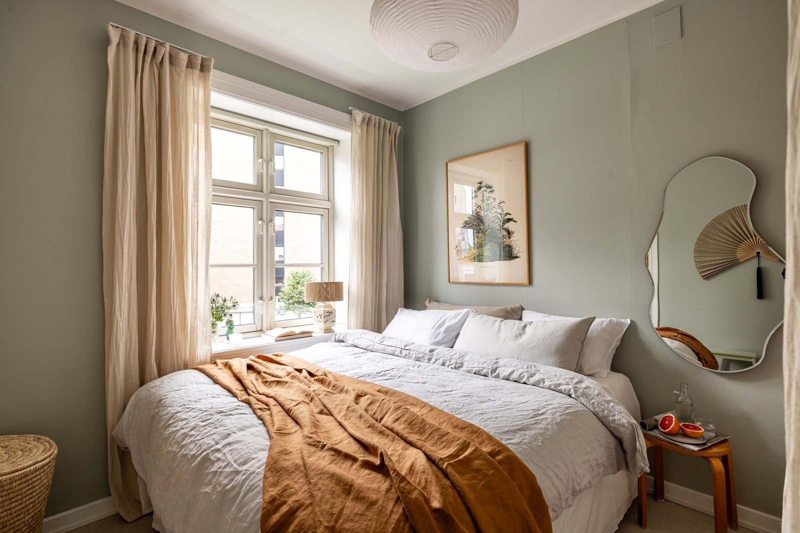 Tiltalende soveværelse av god størrelse som enkelt kan møbleres med stor dobbeltseng, garderobeskap og annet interiør Galleribilde