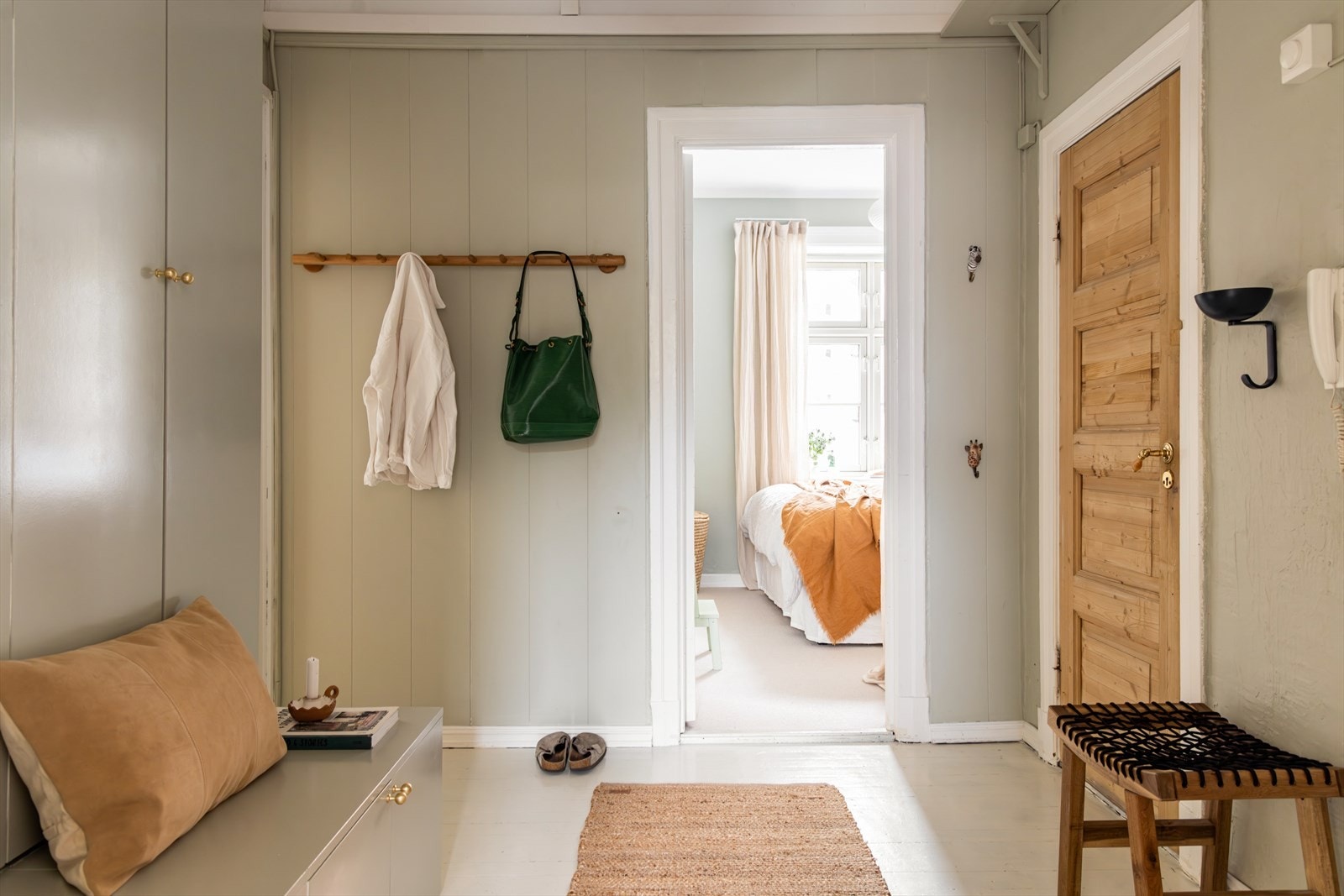 Veggflatene er malt opp i en smakfull grønntone, mens gulvflatene består av malte, sjelfulle tregulv Galleribilde