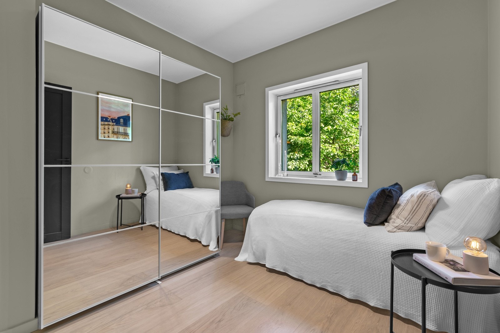 Soverom 2 vender også mot bakgård - perfekt som gjesterom, barnerom, kontor eller lignende Galleribilde