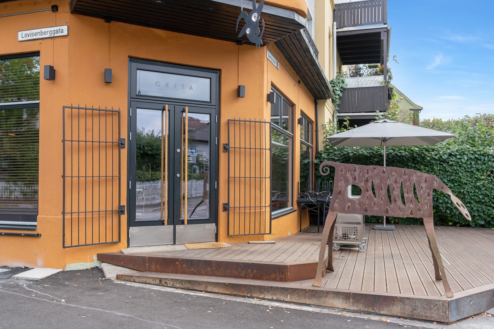 Nærområde: Et rikt utvalg av spisesteder, her ved populære Geita Restaurant Galleribilde