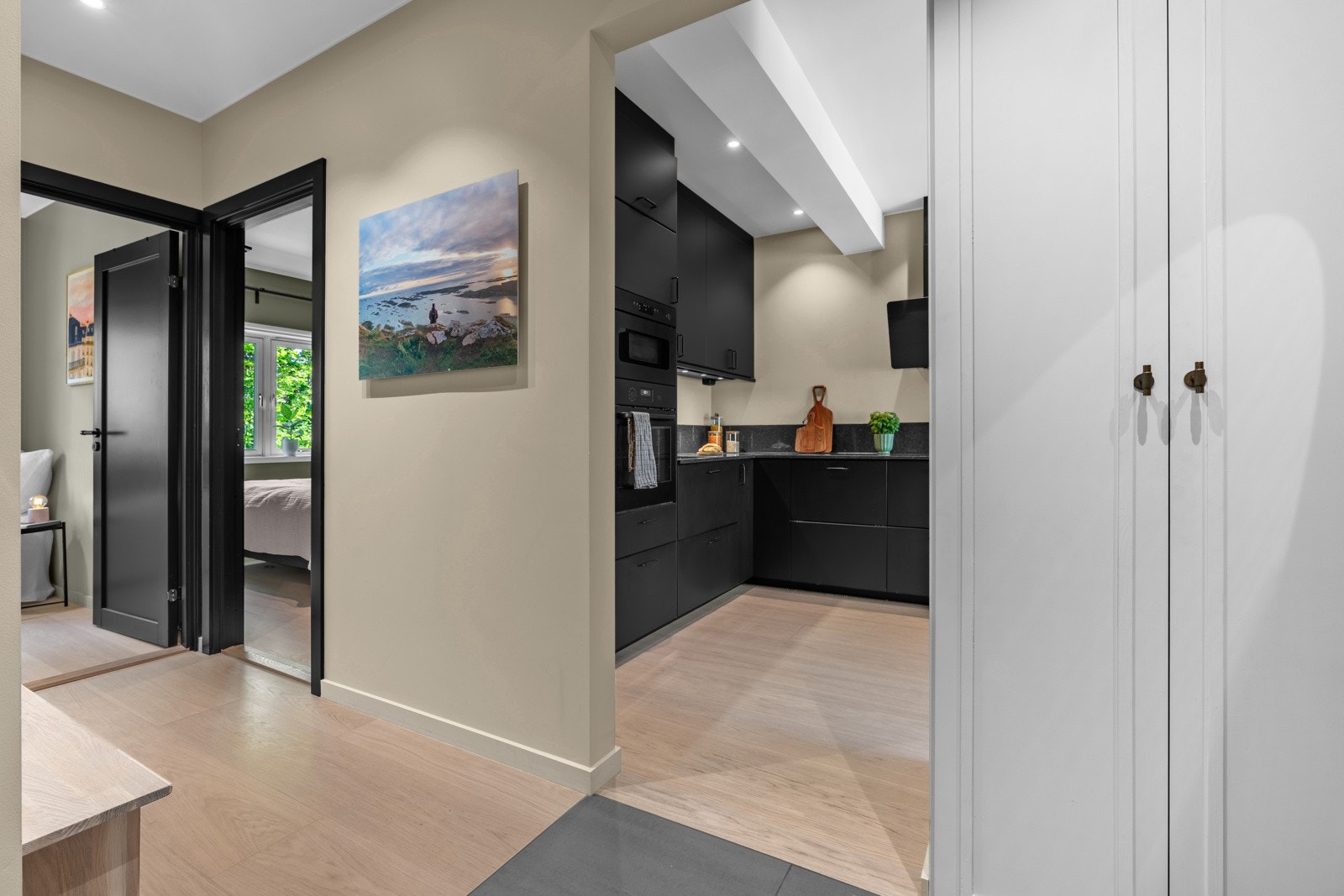 Gang med plassbygget garderobe Galleribilde