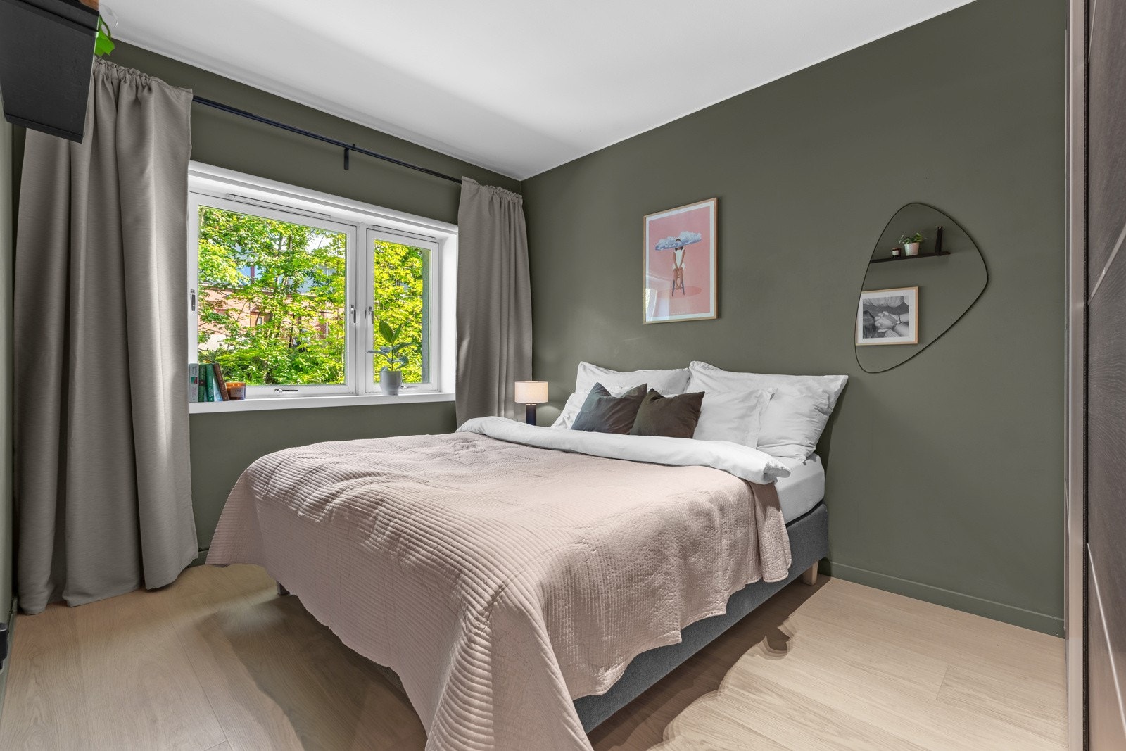 Romslig hovedsoverom vendt mot bakgården - god oppbevaringsplass i stor skyvedørsgarderobe Galleribilde