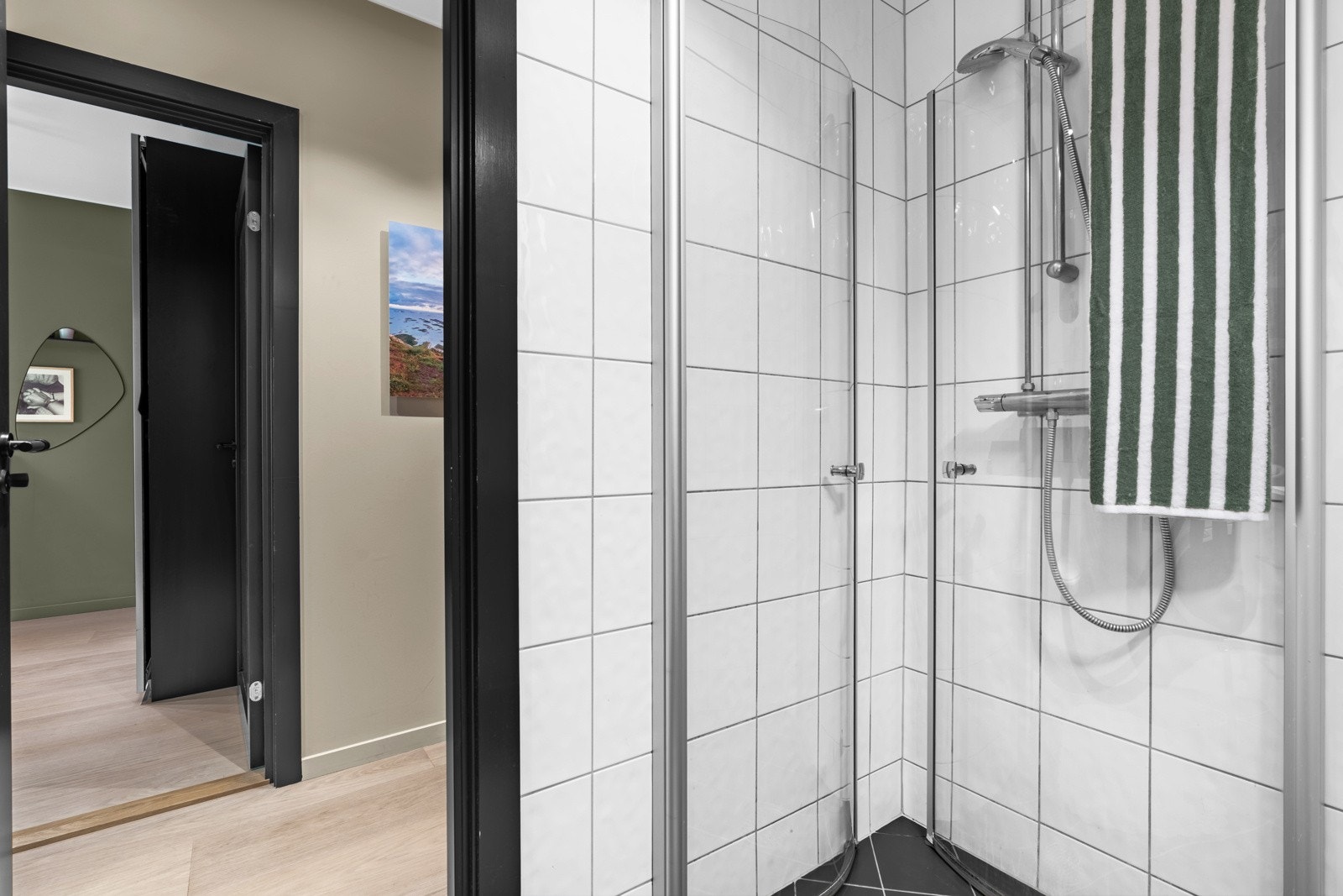 Pent baderom med varmekabler i gulv, opplegg for vaskemaskin og downlights i taket Galleribilde