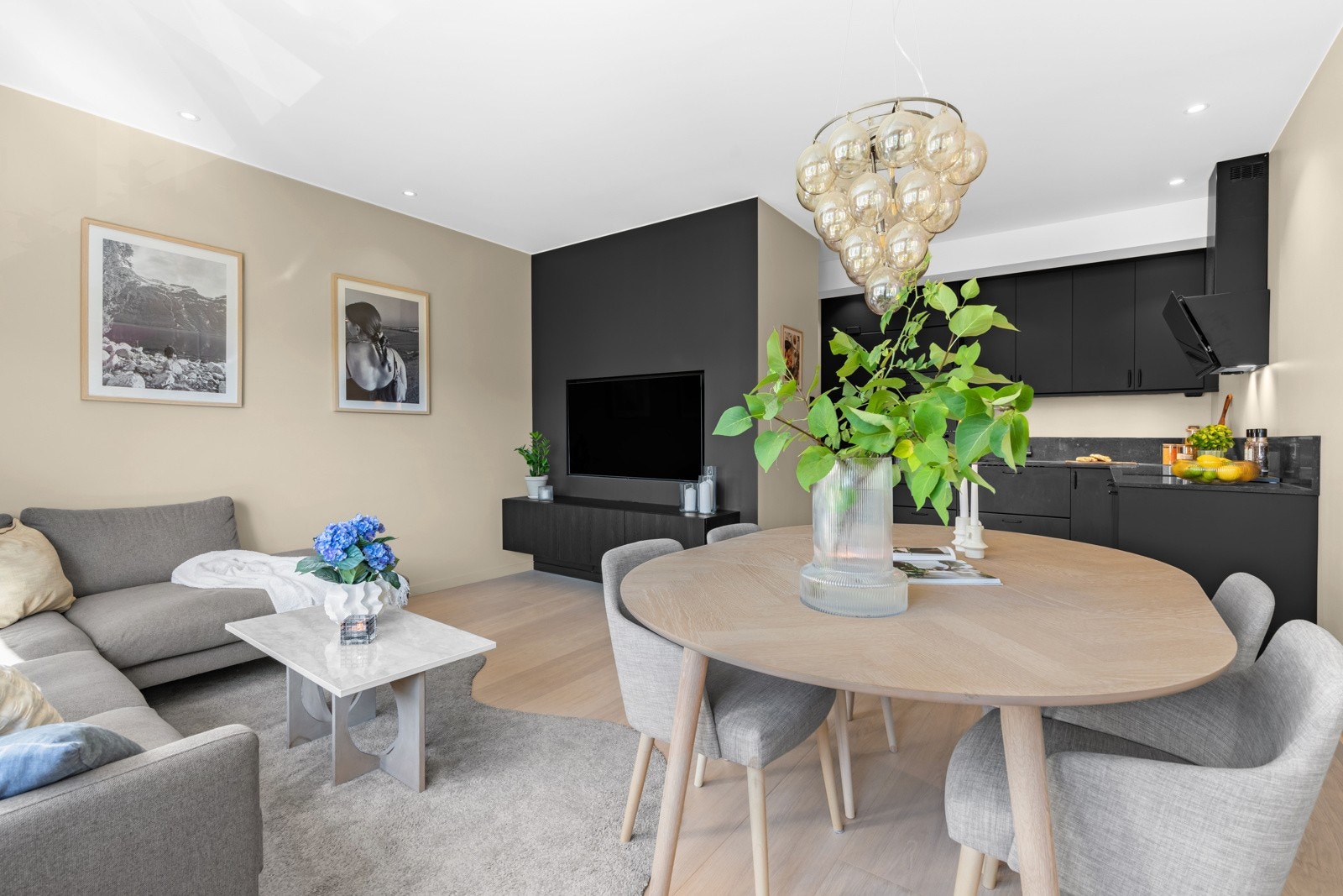 Romslig stue med god plass til stort spisebord og sofagruppe Galleribilde