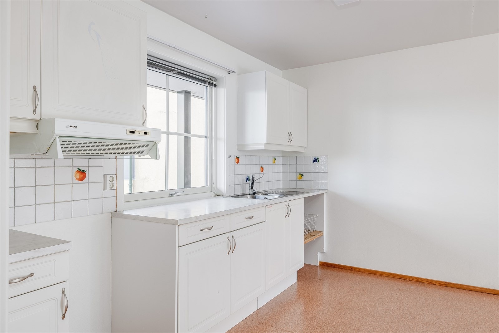 Praktisk med fliser i benkeryggen og et stort vindu som slipper inn fint arbeidslys. Galleribilde