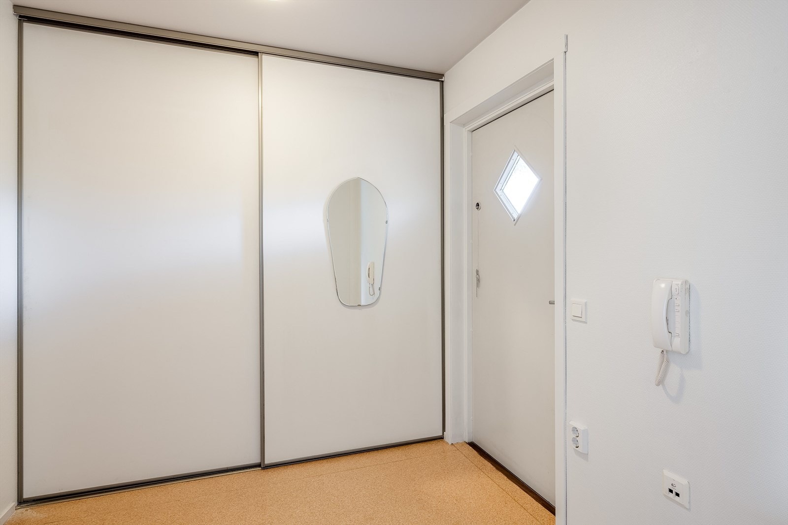 I entréen har du rikelig med oppbevaringsplass i stor plassbygget skyvedørsgarderobe. Porttelefon montert på vegg. Galleribilde