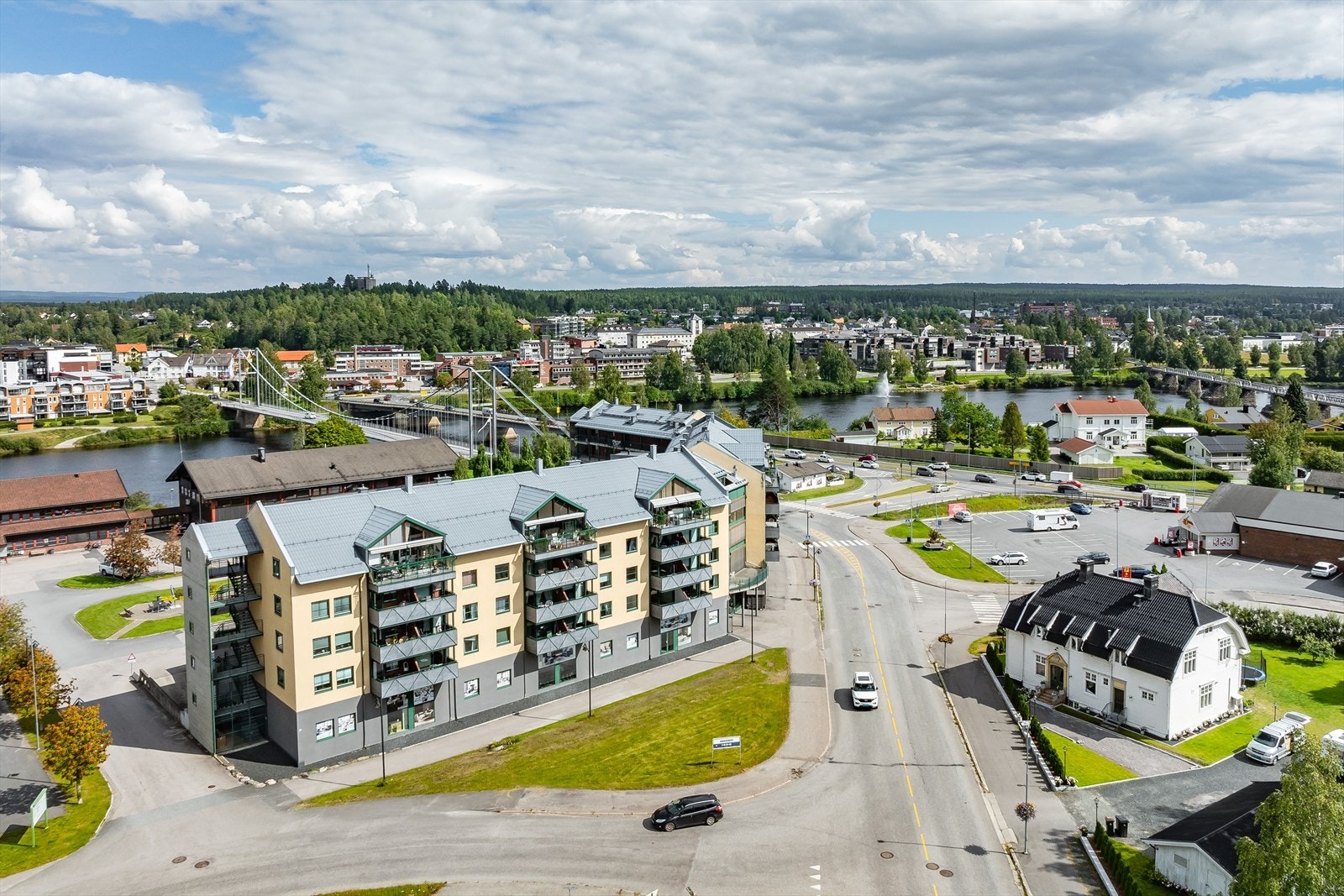 Sentral beliggenhet ved Glommas vestside i Elverum sentrum. Nærmeste dagligvarebutikk ligger rett over gata og det er kun en kort spasertur over Nybrua til bykjernen i Elverum med alle fasiliteter. Ca. 300 meter til skysstasjonen. Galleribilde