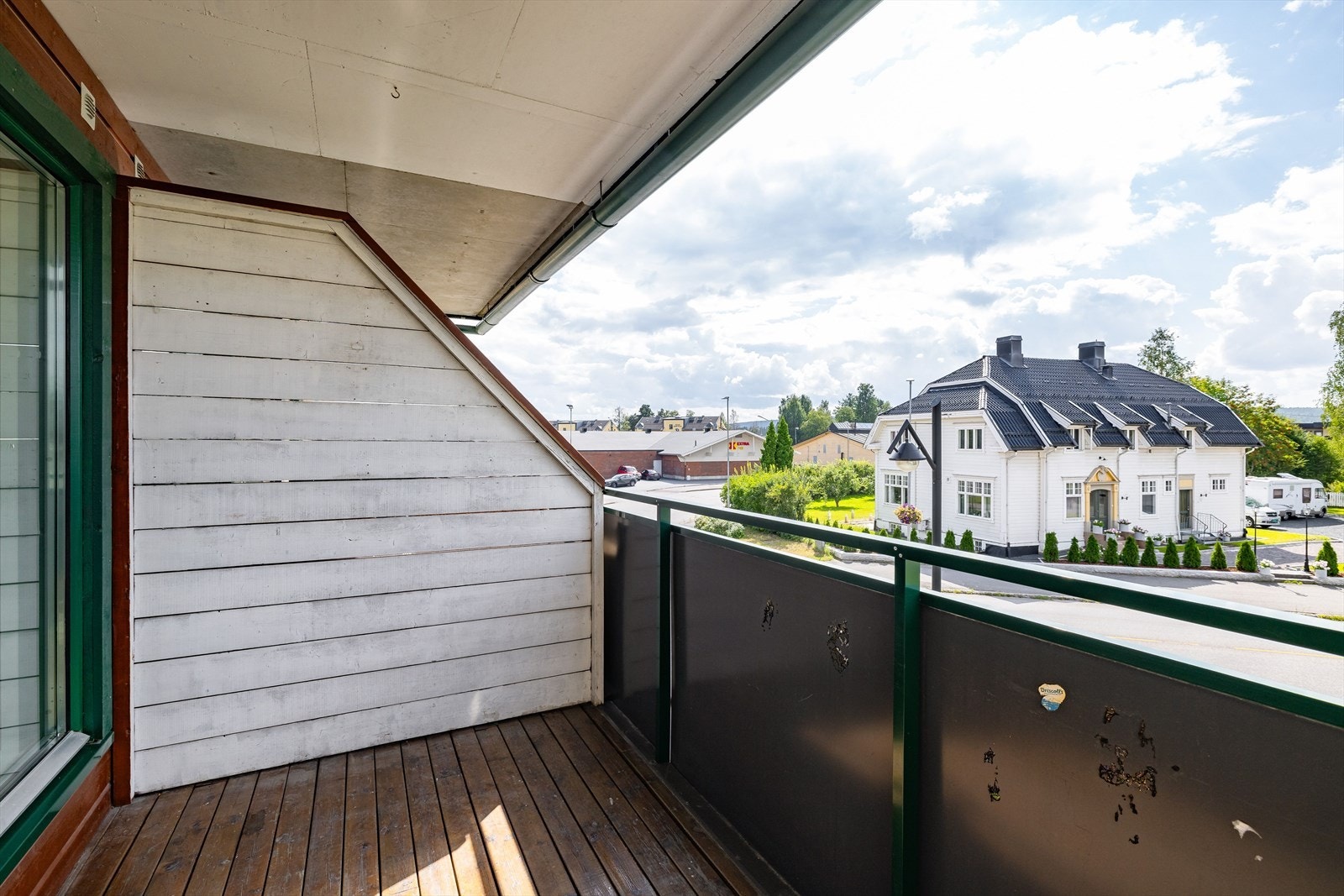 Fra stuen har du utgang til en sydvestvendt overbygget balkong på ca. 5m² med gode solforhold. Galleribilde