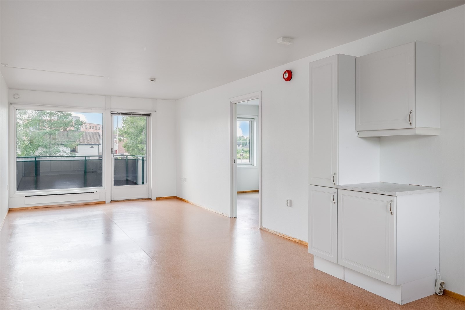 Den gjennomgående planløsningen med store vindusflater sørger for rikelig med naturlig lys som bidrar til en god romfølelse. Galleribilde