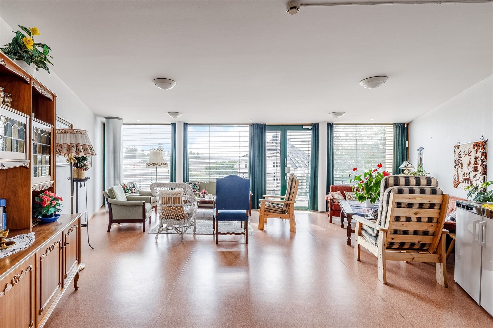 Det er et fellesrom i hver etasje av blokken som disponeres av andelseierne. Borettsalget har også en minileilighet for overnatting av besøkende som kan leies av beboerne. Galleribilde
