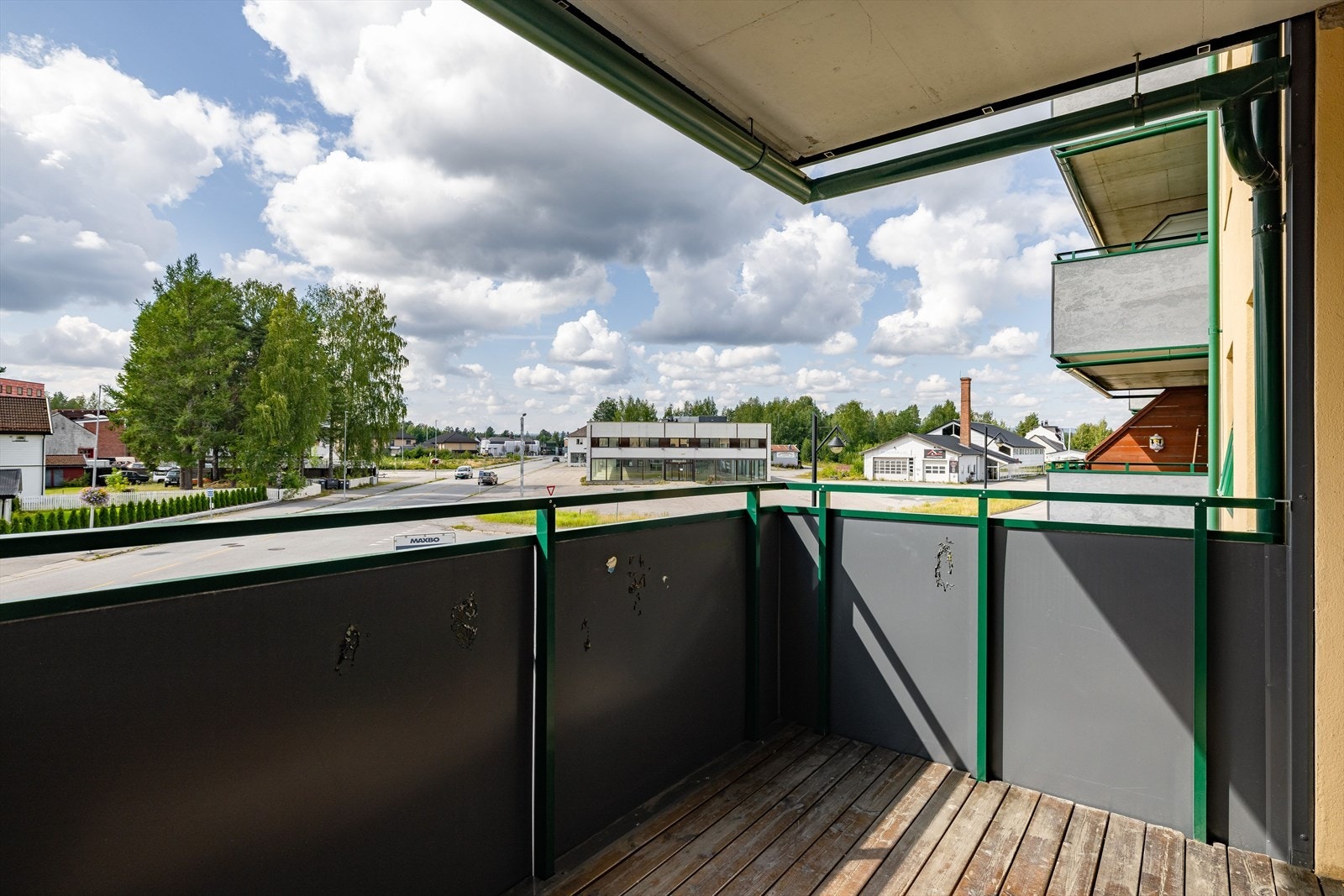 Balkongen er overbygget, har terrassebord på gulv og plass til sittegruppe etter eget ønske og behov. Galleribilde