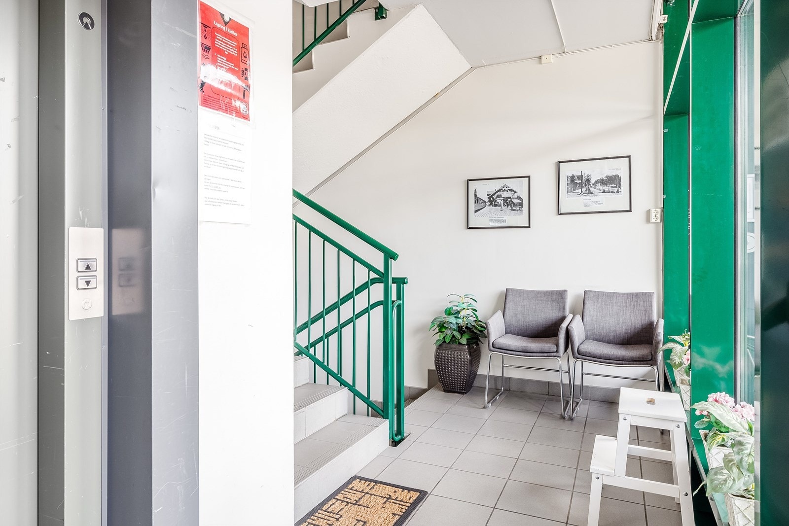 Du tar deg opp til leiligheten i byggets 2. etasje via felles trapperom med heis. Galleribilde