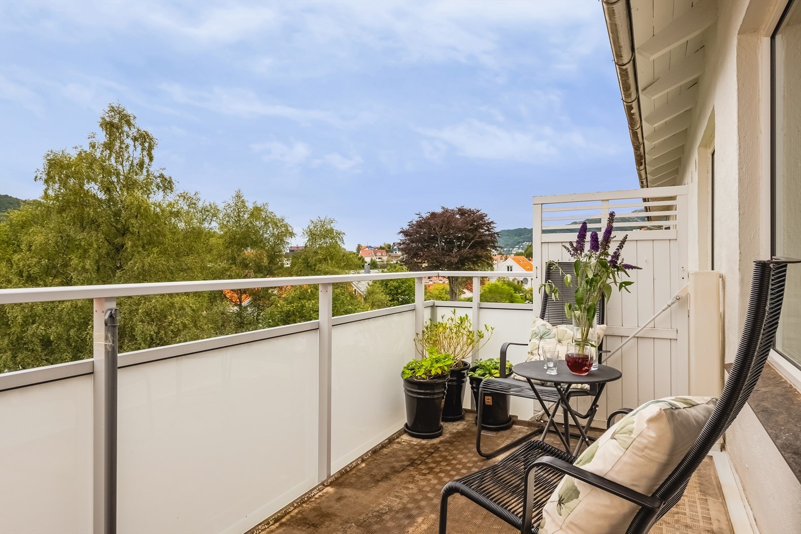 Svært gode lysforhold og meget solrikt! Sol til ca. kl. 22 på sommerstid. Galleribilde