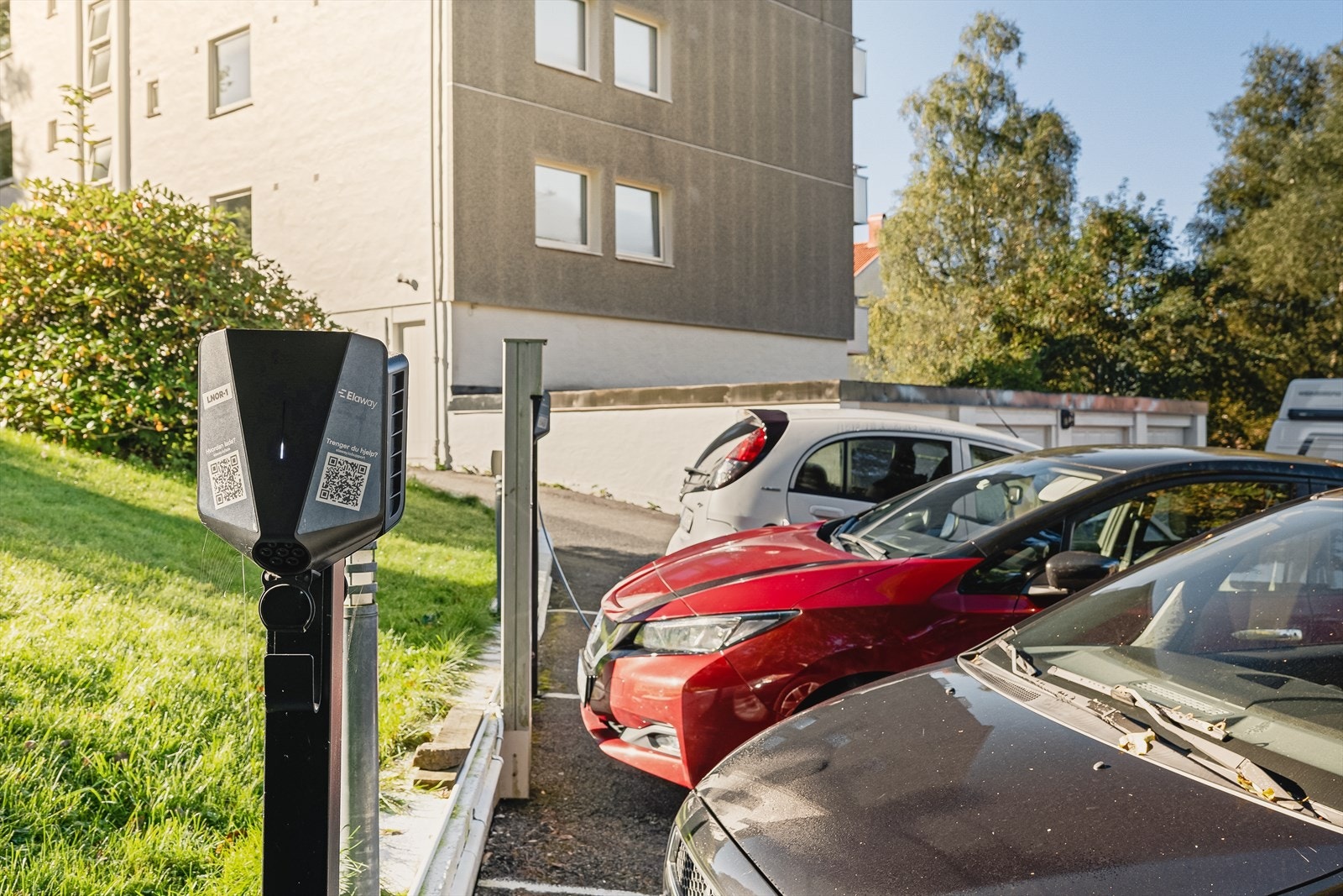 Borettslaget har parkeringsplass med plass til fem biler (første mann til mølla prinsippet). Mulighet for lading av elbil i borettslaget, hvor fire elbil ladestasjoner ble installert i 2020. Det er mulighet for garasjeplass, tildeles etter botid. Galleribilde
