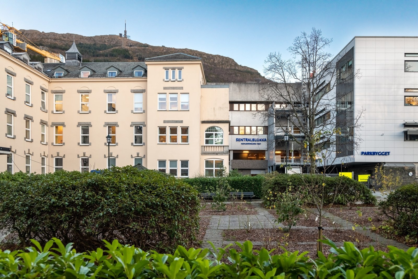 For studenter er det enkelt å reise til studiestedene med buss eller Bybanen. Ta banen til Kronstad for Høyskolen, Florida for BI eller byparken for Universitetet. Buss fra Nattlandsveien direkte til NHH. Kort gang-/sykkelavstand til Haukeland Sykehus. Galleribilde